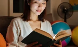Đọc sách khi không có đủ ánh sáng hại mắt thế nào? Đọc sách khi không có đủ ánh sáng hại mắt thế nào?