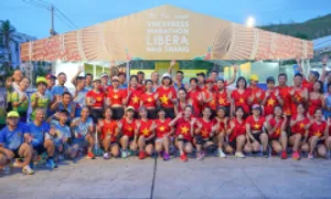 Nha Trang Runners khoác áo cờ Tổ quốc, chạy khởi động trước VnExpress Marathon