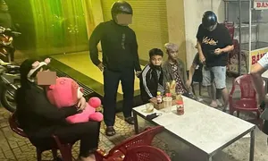 Bé gái bị ép làm tiếp viên karaoke, đòi 60 triệu đồng tiền chuộc Bé gái bị ép làm tiếp viên karaoke, đòi 60 triệu đồng tiền chuộc