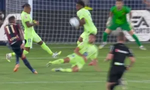 Trọng tài gây tranh cãi khi thổi phạt đền Barca
