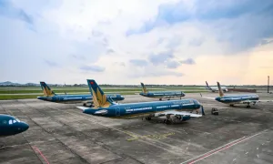 Tạm dừng khai thác hai sân bay do ảnh hưởng bão
