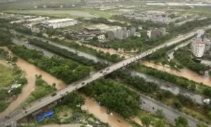Nhiều tuyến phố Hà Nội ngập sâu