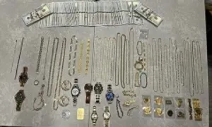 Tên cướp bị tóm vì chiếc đồng hồ Rolex trên cổ tay con trai Tên cướp bị tóm vì chiếc đồng hồ Rolex trên cổ tay con trai