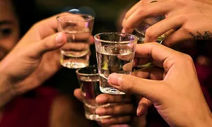 Mất nước, rượu bia, hạ huyết áp - bộ ba 'sát thủ' gây đột quỵ