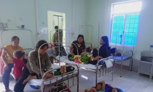 Hơn 100 người nghi ngộ độc sau ăn tiệc tân gia