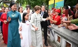 Phu nhân lãnh đạo Việt Nam - Cuba dạo phố, xem múa rối nước