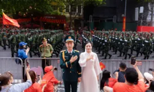 Chờ 15 tiếng chụp ảnh cưới cùng đoàn diễu binh