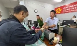 Người TP HCM đến phường nhận 100.000 đồng tiền tặng lễ 2/9