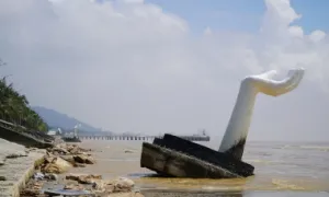 Tượng cánh tay ở Hải Tiến bị sóng xô lật nghiêng