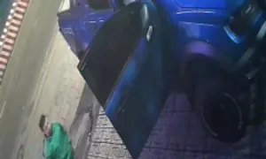 Trình báo 'mất 30 cây vàng' khi đậu ôtô bên đường