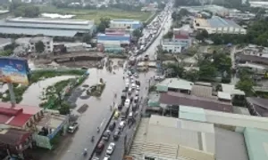 Quốc lộ qua TP HCM kẹt hơn 2 km sau mưa lớn