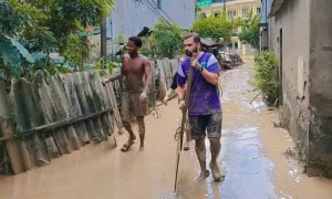 Khách Tây giúp người dân Hà Giang dọn bùn sau lũ
