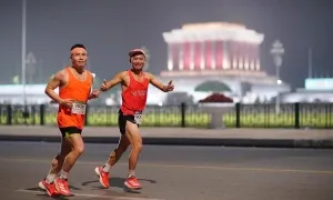 Những góc 'sống ảo' chỉ có trên đường chạy đêm Hà Nội