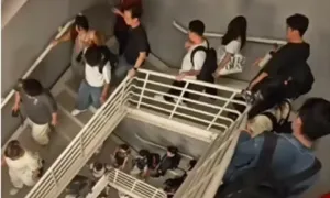 Đi bộ xuống 106 tầng do thang máy mất điện Đi bộ xuống 106 tầng do thang máy mất điện