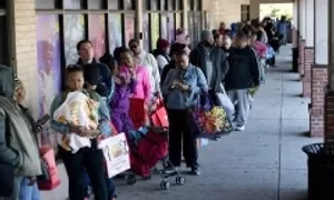 Công chức Mỹ xếp hàng nhận thực phẩm hỗ trợ khi chính phủ đóng cửa Công chức Mỹ xếp hàng nhận thực phẩm hỗ trợ khi chính phủ đóng cửa