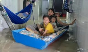 Người TP HCM sống trong ngập sâu sau 15 giờ lũ ập tới Người TP HCM sống trong ngập sâu sau 15 giờ lũ ập tới