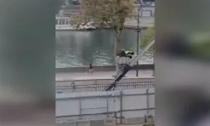 Khoảnh khắc nghi phạm tẩu thoát sau vụ cướp bảo tàng Louvre Khoảnh khắc nghi phạm tẩu thoát sau vụ cướp bảo tàng Louvre