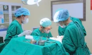 Uống nước chảy ngược lên mũi sau nhổ răng khôn Uống nước chảy ngược lên mũi sau nhổ răng khôn