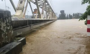 Nhiều chuyến tàu Bắc - Nam ngừng chạy do lũ lớn ở miền Trung Nhiều chuyến tàu Bắc - Nam ngừng chạy do lũ lớn ở miền Trung