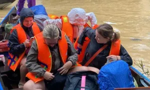 Khách Tây ở Hội An đi thuyền rời khách sạn Khách Tây ở Hội An đi thuyền rời khách sạn