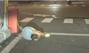 'Đâm vào người nằm giữa đường, tài xế phải bồi thường' 'Đâm vào người nằm giữa đường, tài xế phải bồi thường'