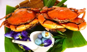 Khách lần đầu trải nghiệm món chè nhân thịt cua